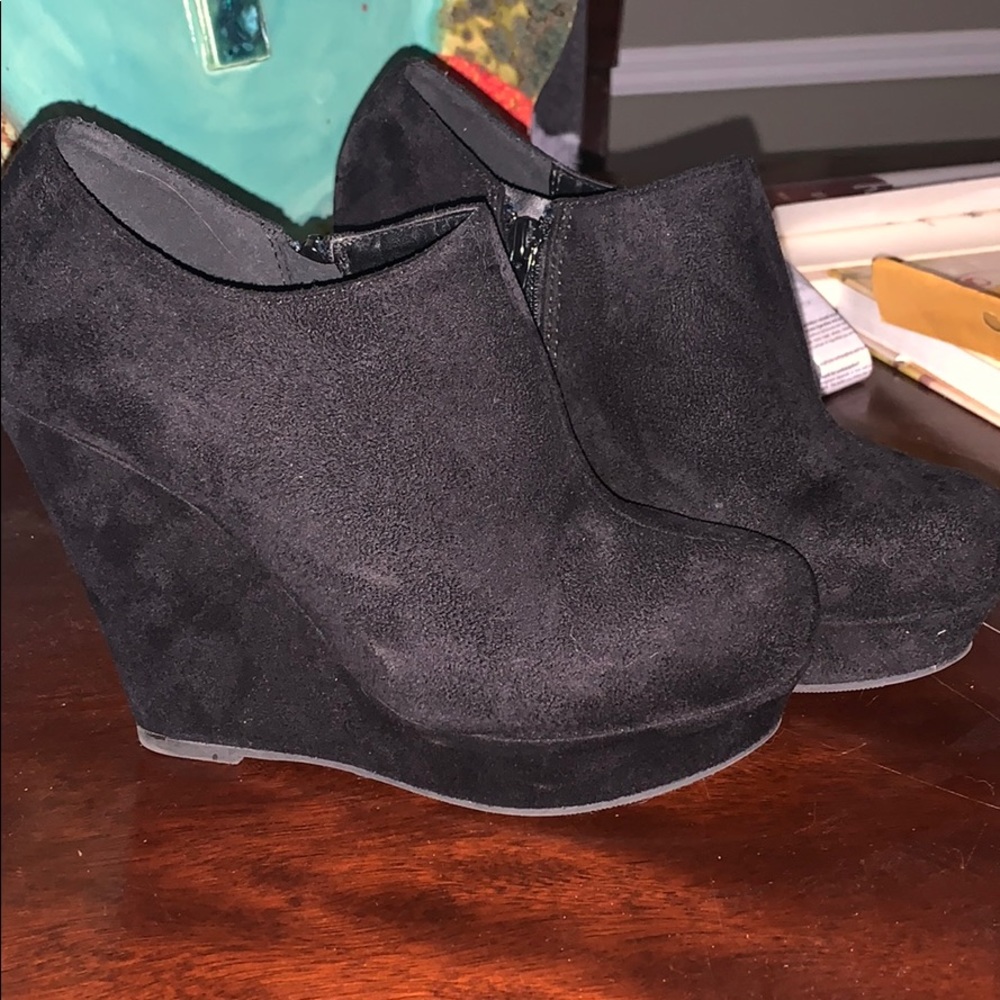 Delicious Brand Suede Booties